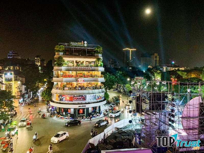 Đứng trên ILLY Coffee & Restaurant, bạn có thể ngắm nhìn được toàn cảnh Hồ Gươm