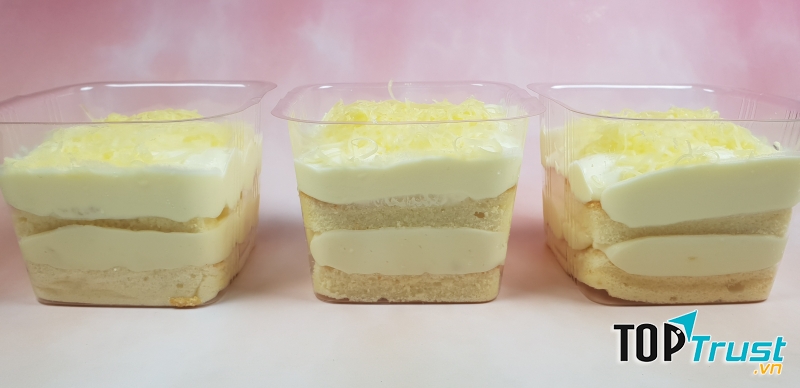 Bẻ đôi chiếc bánh, nhân phô mai bên trong tràn ra, nom rất ngon mắt