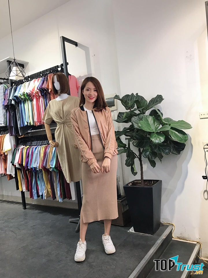 Chất liệu cũng là một điểm cộng lớn, vừa giúp lên phom dáng trang phục chuẩn vừa đảm bảo sự thoải mái, dễ chịu cho người mặc, dễ dàng di chuyển hay vận động linh hoạt