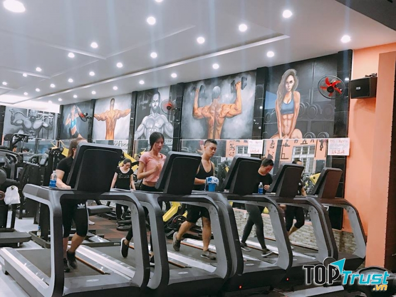 Hội viên tập luyện tại Infinity Gym & Fitness