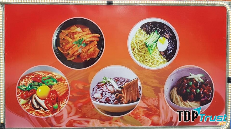 Các món ăn đặc trưng của Hàn Quốc như: gà rán, gà vị tương, tokbokki, mì tương đen, mì cay