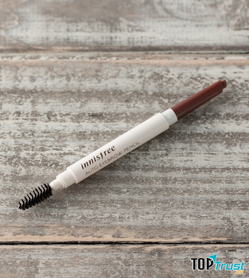 Bảng màu của dòng Auto Eyebrow Pencil này hơi nghiêng về tông xám và sáng nhiều hơn