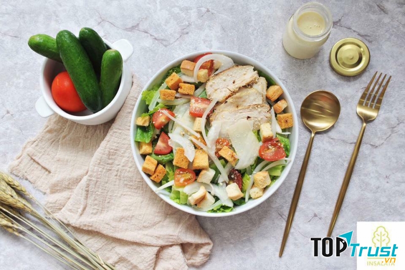 Insalata- Fresh salad, sushi and juice