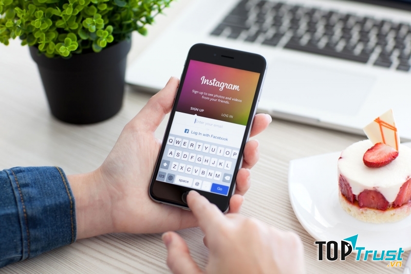 Giới trẻ ưa thích chia sẻ hình ảnh trên mạng xã hội Instagram