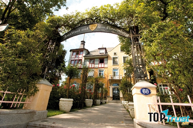 Cổng vào của trường Institut auf dem Rosenberg