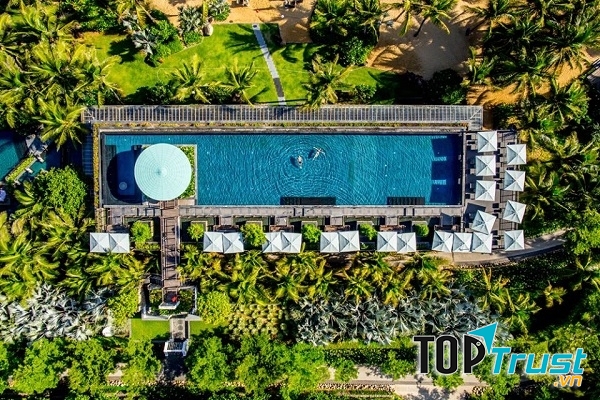 Nhìn từ trên cao xuống