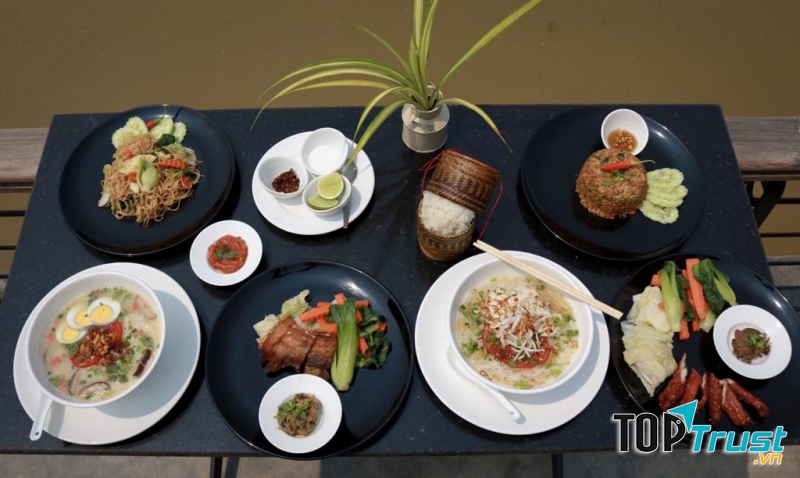 Bữa ăn ở Inthira Vang Vieng