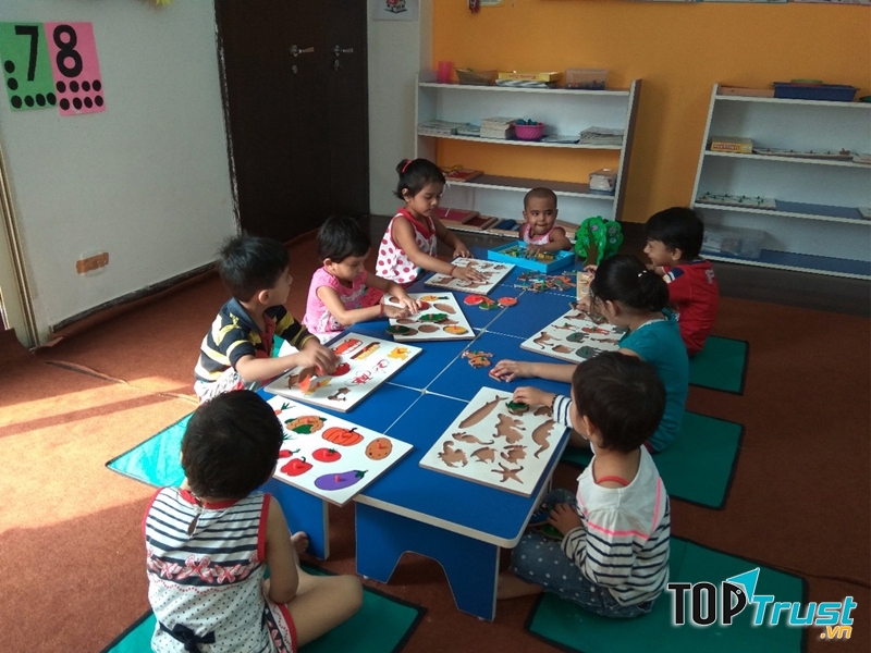 Trẻ được học tập, vui chơi cùng cô và các bạn