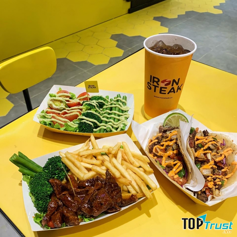 Mì Iron Steak là một thương hiệu mì trộn với hương vị cay xé lưỡi nhưng thơm ngon nồng nàn đang rất hot