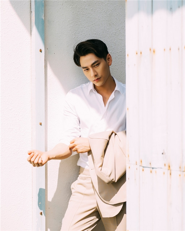 Isaac đẹp trai và điềm đạm