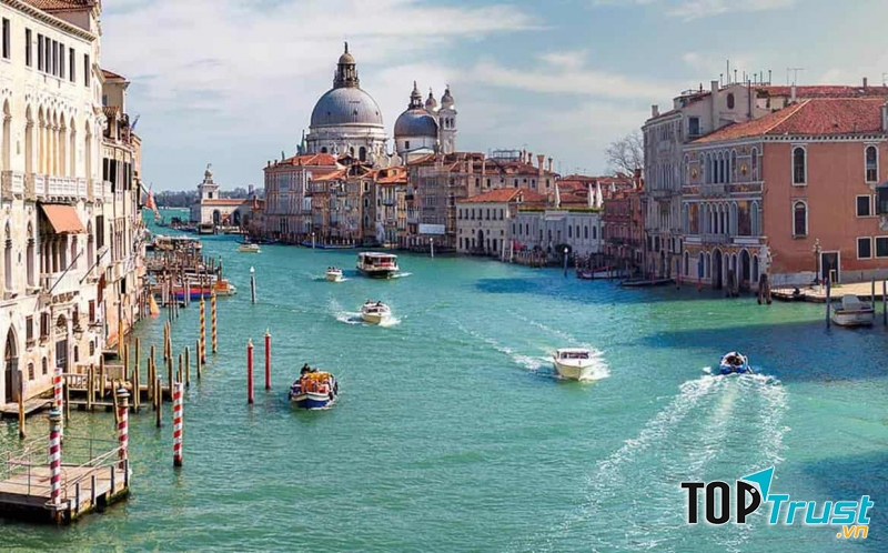 Mặc dù kinh tế đang gặp nhiều khó khăn do khủng hoảng nợ công nhưng Italy vẫn có lượng vàng dự trữ lớn thứ ba thế giới