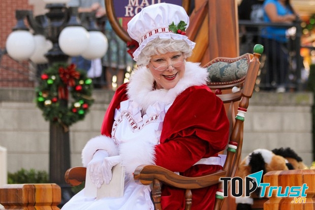 Italy: Bà già Noel mới là người tặng quà cho trẻ em