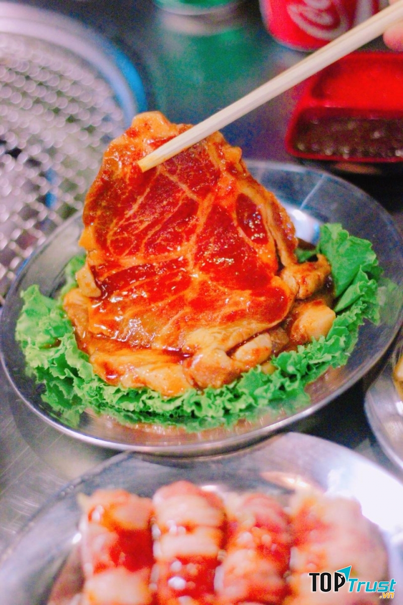 Thịt nướng được tẩm ướp đậm đà