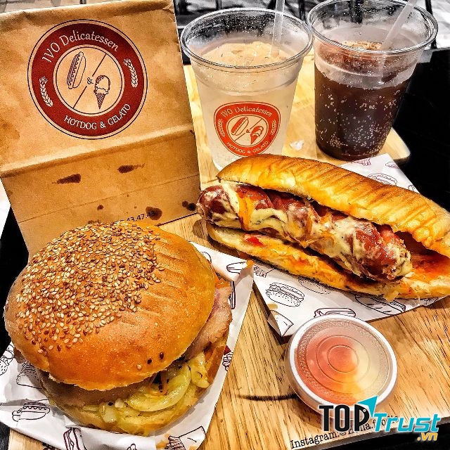 Hambuger và bánh mì Hotdog tại quán