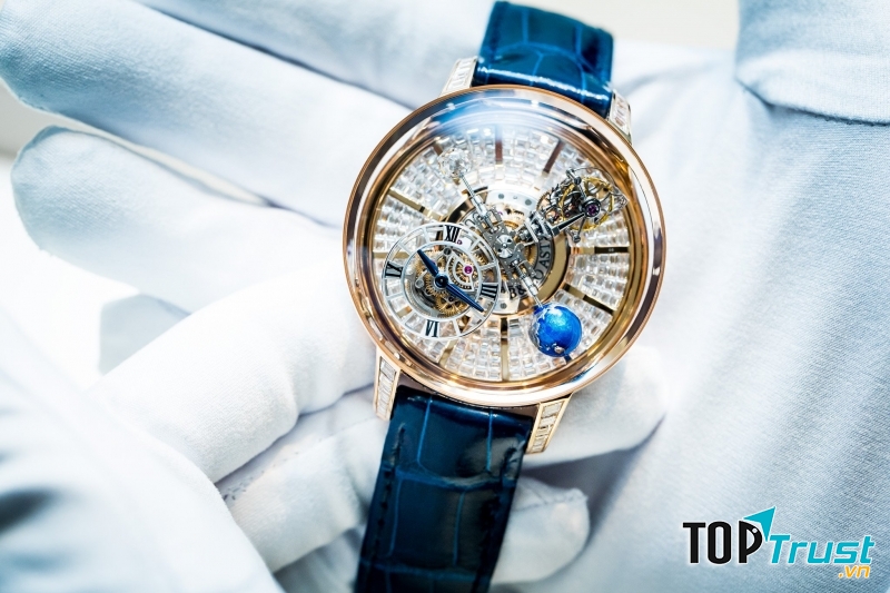 Với chiếc Jacob & Co Astronomia Tourbillon Baguette đắt giá này ai cũng muốn sở hữu cho mình một cái. Có thể nhìn thấy các động cơ bên trong giống như đang vận hành quy luật thế giới, kết hợp 342 viên kim cương, sự tỉ mỉ đạt đến trình độ cao cấp. Vẻ đẹp huyền bí và tìm ẩn của chiếc đồng hồ này, đã làm không biết bao nhiêu người điên đảo. Gía gần 22 tỷ/chiếc.