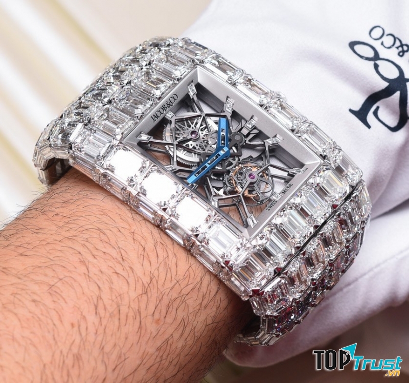 Jacob & Co.Billionaire là chiếc đồng đắt nhất hiện nay với 18 triệu đô la Mỹ. Toàn bộ phần thân và dây được làm từ vàng trắng, toàn bộ bề mặt được phủ bằng kim cương, thiết kế lộ cơ giúp bạn quan sát được hoạt động phức tạp có trật tự của chiếc đồng hồ đắt đỏ này.