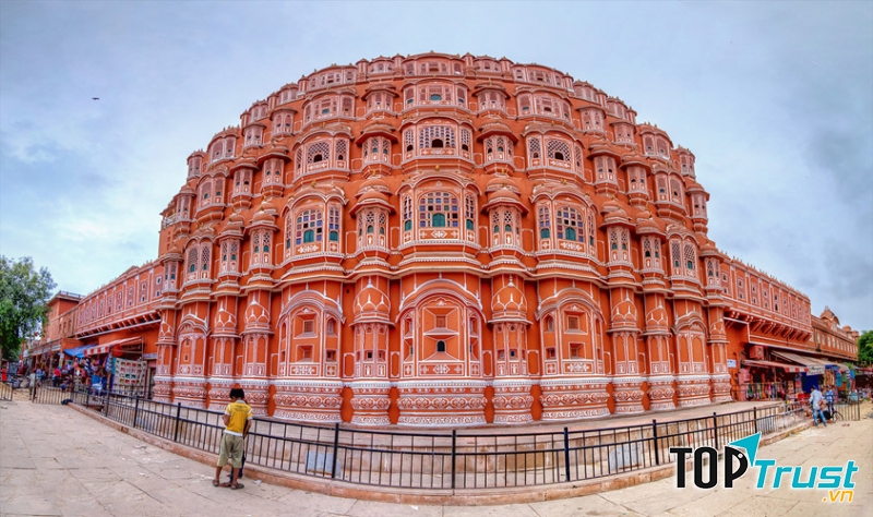 Biểu tượng của Jaipur là cung điện Hawa Mahal ngay trung tâm thành phố