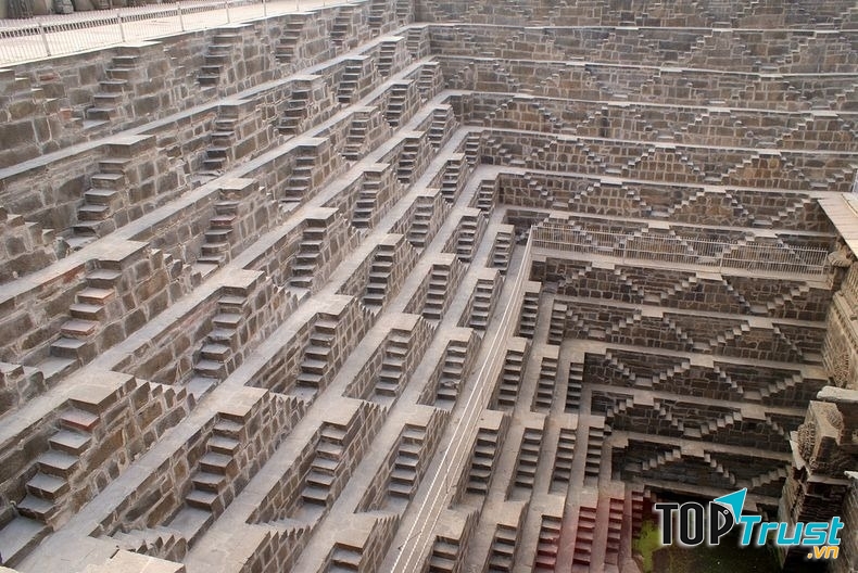 Nấc thang xuống lòng đất