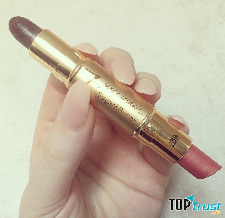 Đầu son màu nâu nhẹ nhàng tẩy đi lớp da chết trên môi sau đó sẽ sử dụng đầu son hồng để dưỡng cho đôi môi thêm mềm mịn (Ảnh: Internet)