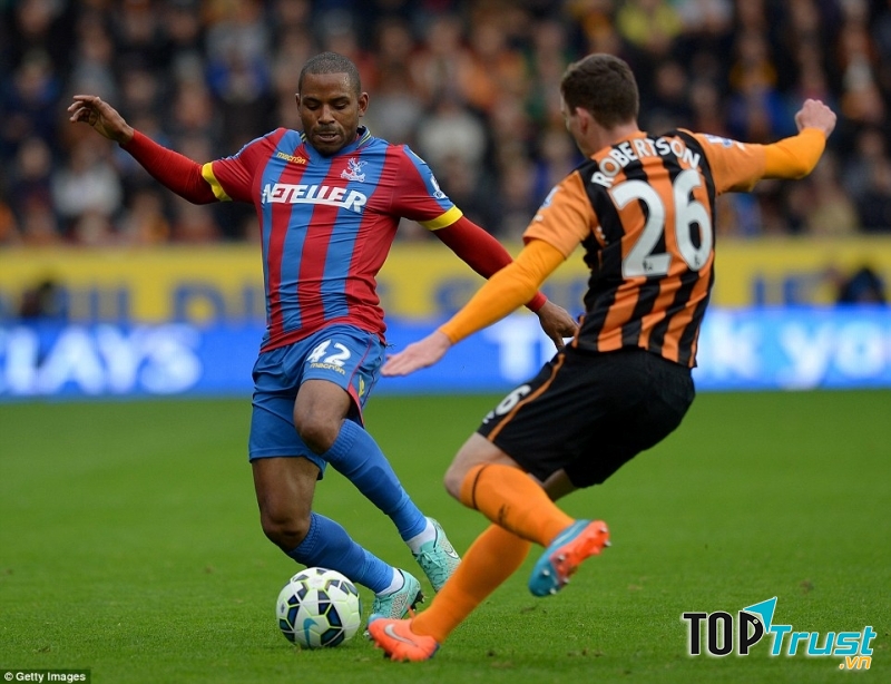 Puncheon đang tranh chấp với Roberson