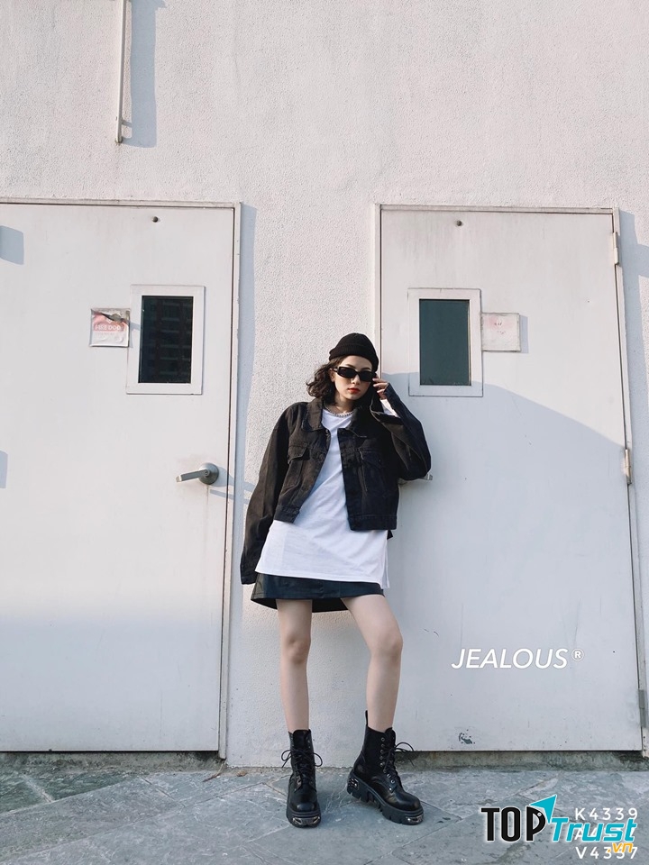 JEALOUS luôn hướng đến phong cách streetwear, năng động và có đôi chút nổi loạn, nghịch ngợm đúng như tập khách hàng mà chúng mình hướng đến - Giới trẻ