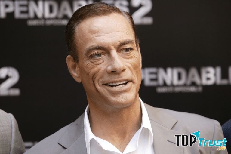 Jean-Claude Van Damme là một trong những ngôi sao võ thuật xứng tầm để sánh vai cùng ngôi sao võ thuật hàng đầu trên thế giới