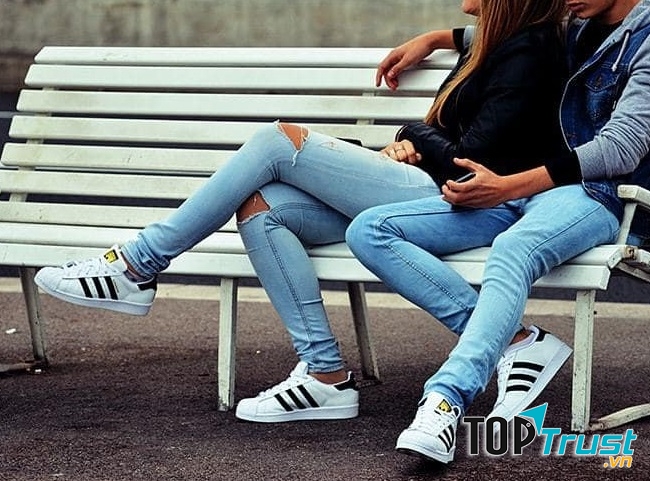 Kèm theo đó là chất liệu vải bền đẹp, luôn phù hợp với xu thế của thời đại và có thể mặc vào bất kể mùa nóng hay mùa lạnh