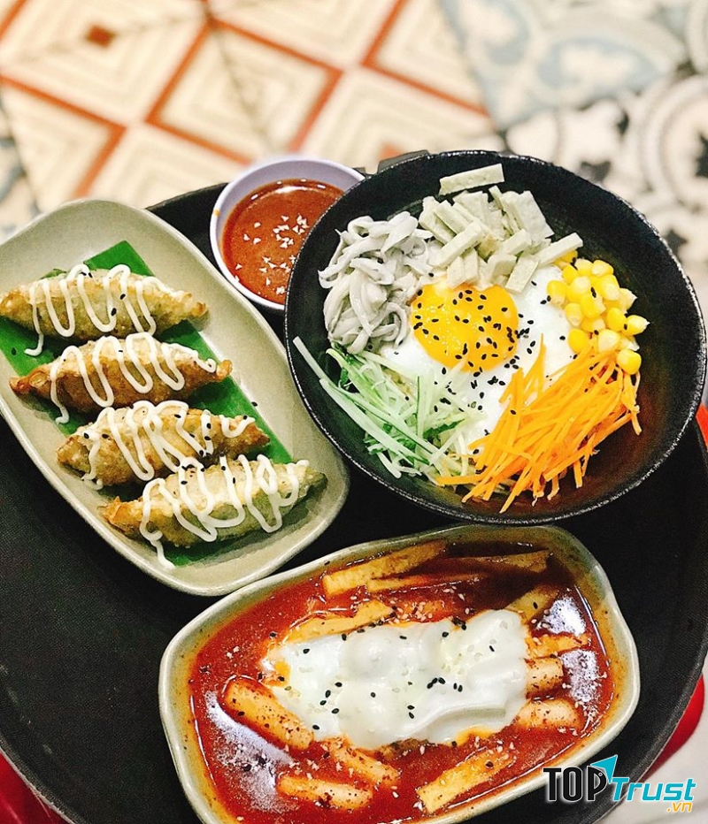 Quán có menu rất đa dạng, món đặc biệt của quán chính là cơm trộn.