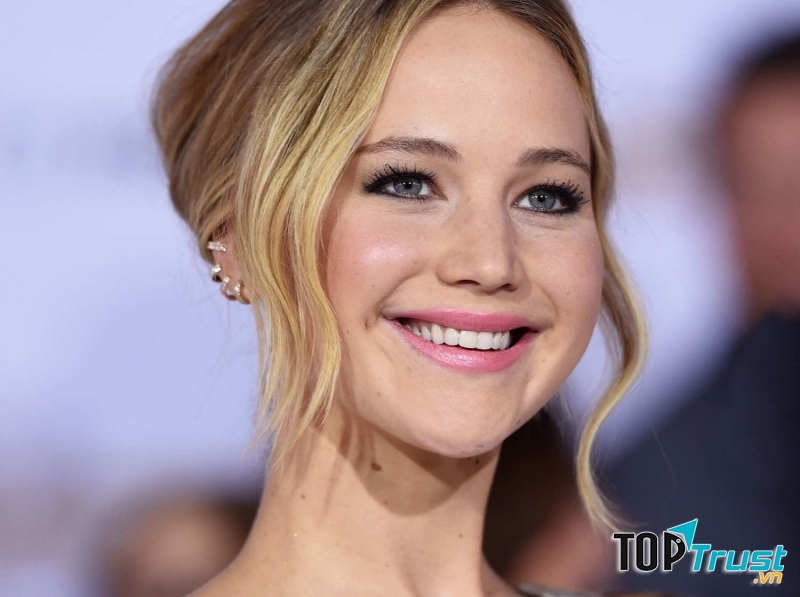 Jennifer Lawrence không chỉ xinh đẹp mà còn tài năng khi giành giải Oscar năm 22 tuổi.
