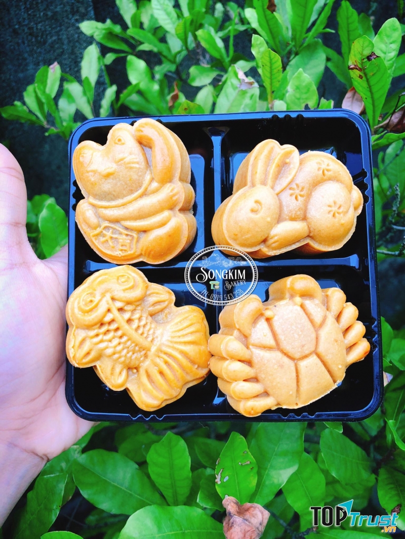 Từ công đoạn chọn nguyên liệu, làm nhân nặn bánh đến nướng đều được làm rất cẩn thận.