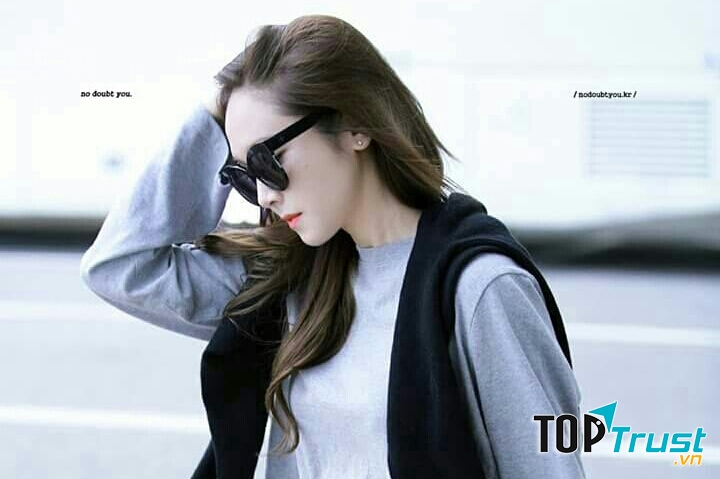 Phong cách thời trang thời thượng của nữ ca sĩ