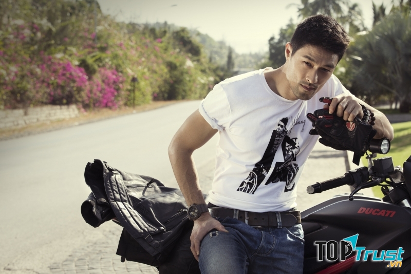 Johnny Trí Nguyễn (42 tuổi)