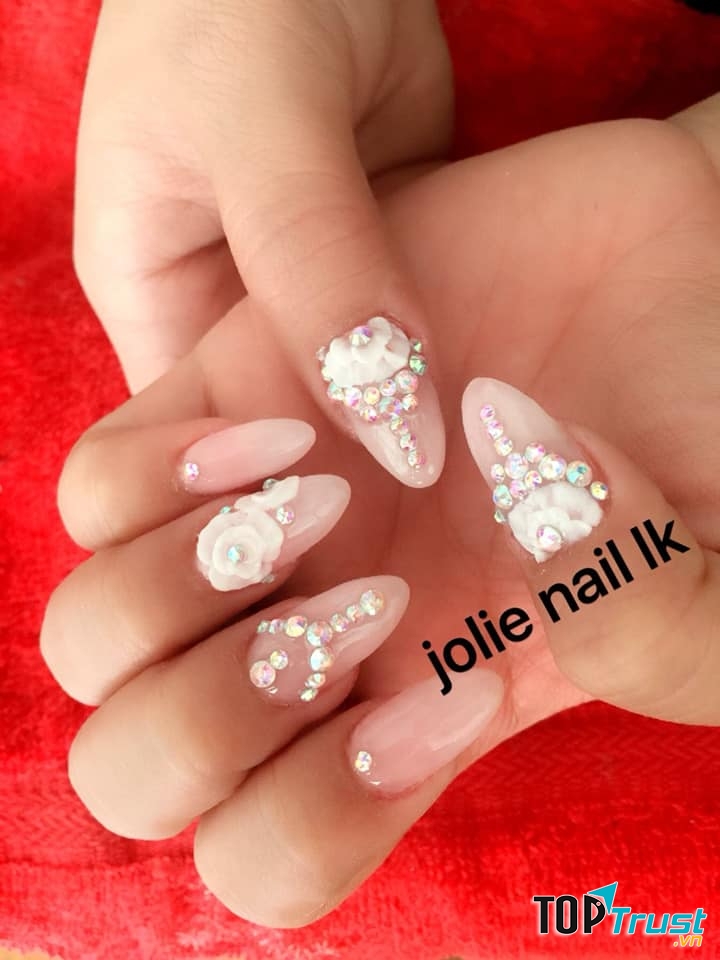 Ngoài lĩnh vực làm đẹp, Jolie Nail còn liên tục tuyển sinh các khoá học nails chuyên nghiệp tổng hợp từ cơ bản tới nâng cao
