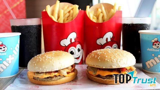 Jollibee có nhiều combo hấp dẫn để khách hàng được thưởng thức nhiều món ngon hơn