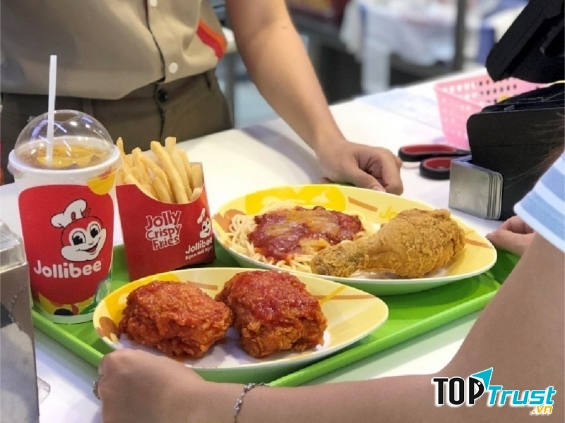 Menu của Jollibee hội tụ thiên đường thức ăn nhanh mà mọi lứa tuổi đều say mê: gà rán, hamburger, mì ý,... Món gà rán và mì ý sốt thịt bằm chính là hai món ăn bán chạy nhất ở Jollibee.