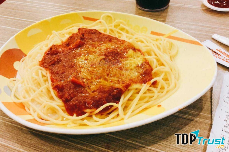 Jollibee chủ yếu phục vụ cho các bé học sinh nên lúc nào cũng tộn ràng. Món ăn chuẩn bị nhanh chóng cũng là ưu điểm nổi bật của thương hiệu này.