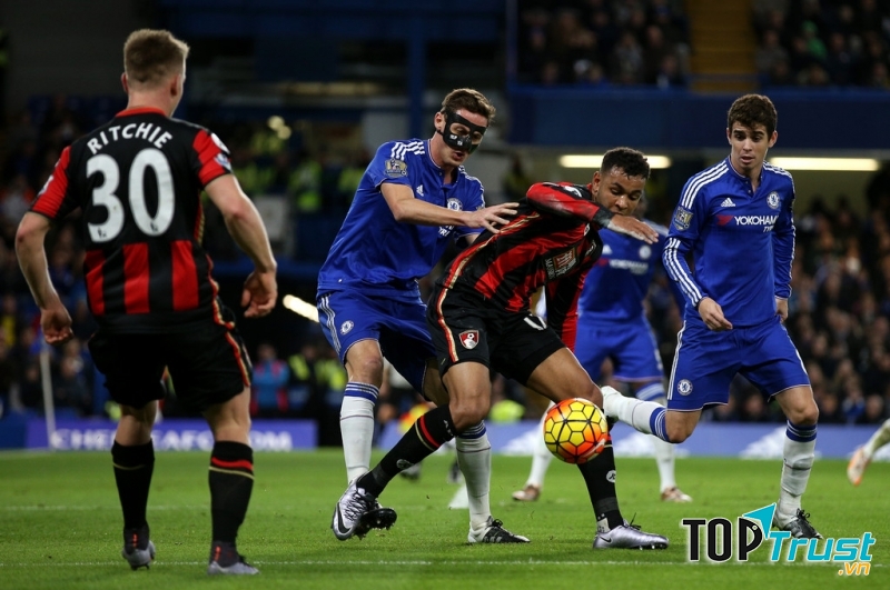 Joshua King đang tranh bóng với Matic