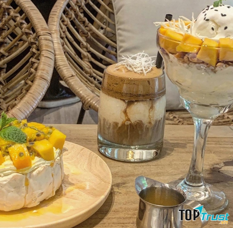 Đồ uống cùng bánh ngọt tại Jouri Dessert & Tea