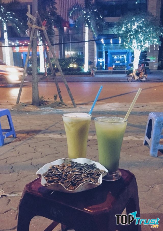 Cứ mùa nào chủ quán lại phục vụ