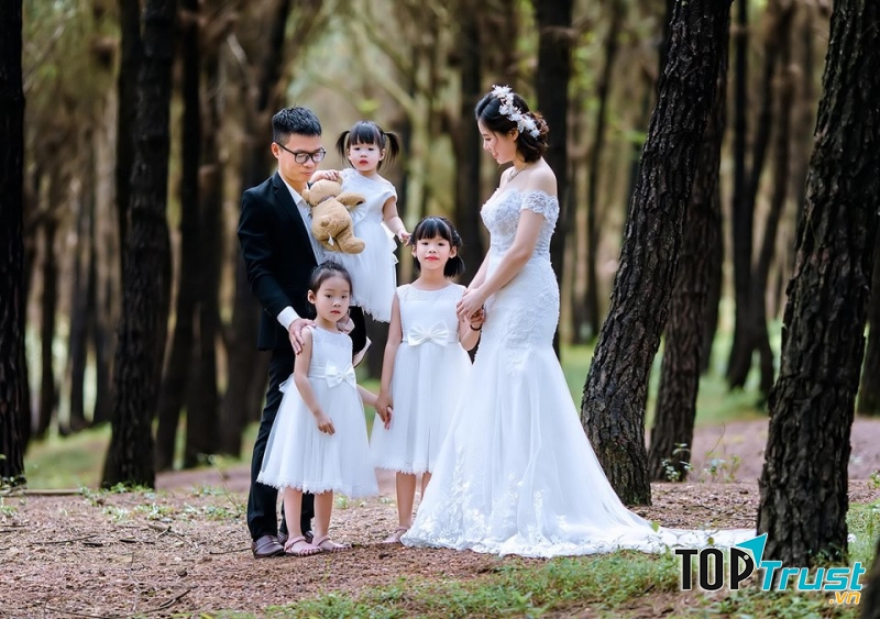 Juliet không chỉ chụp ảnh gia đình trong phim trường, studio này còn chụp ngoại cảnh, chụp ở các địa điểm khác nhau tùy theo yêu cầu của khách hàng