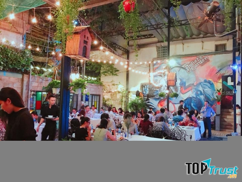 Không gian lãng mạn với sân khấu âm nhạc đặc biệt