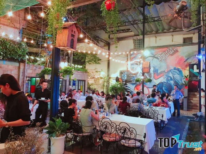 Juliet’s Garden Coffee & Dining