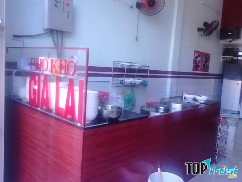 Khu vực chế biến của quán