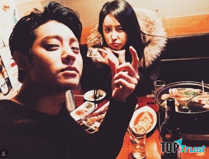 Jung Joon Young và Jung Yoo Mi đi ăn cùng nhau ngoài đời thực