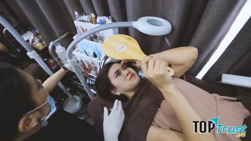 Khách hàng trải nghiệm dịch vụ tại Junhee Beauty Center.