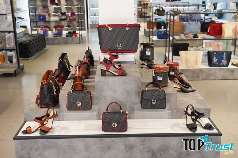 Các mẫu giày, túi vô cùng đa dạng