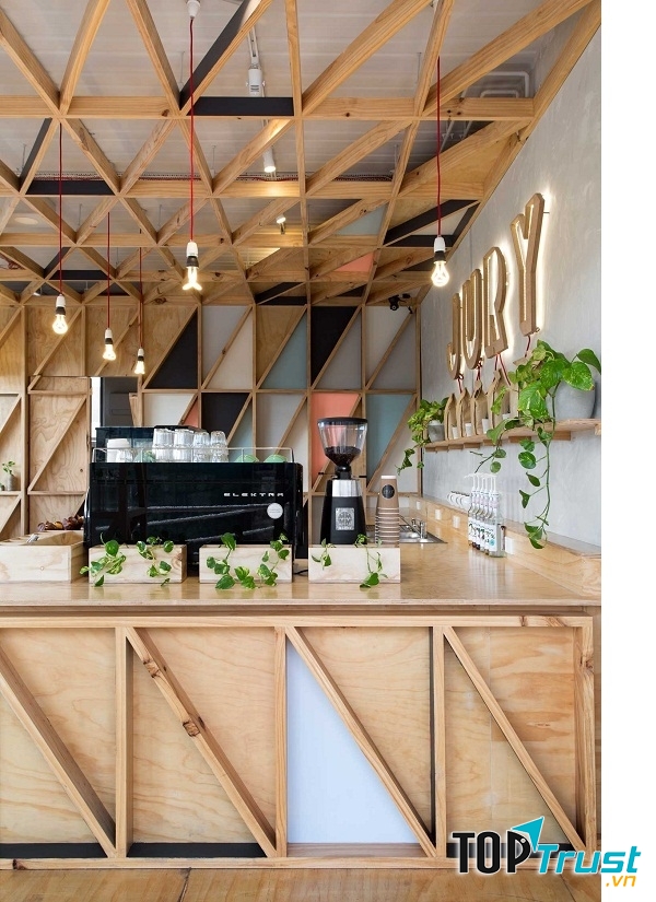 Quán được thiết kế chủ yếu từ những thanh gỗ nhạt màu