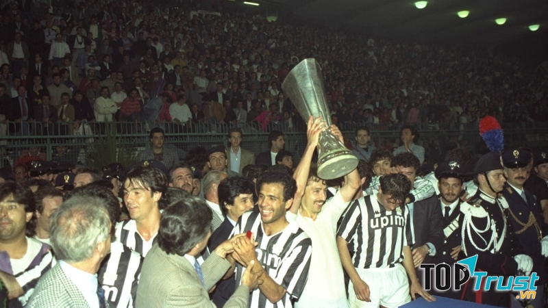 Juventus vô địch giải đấu năm 1990