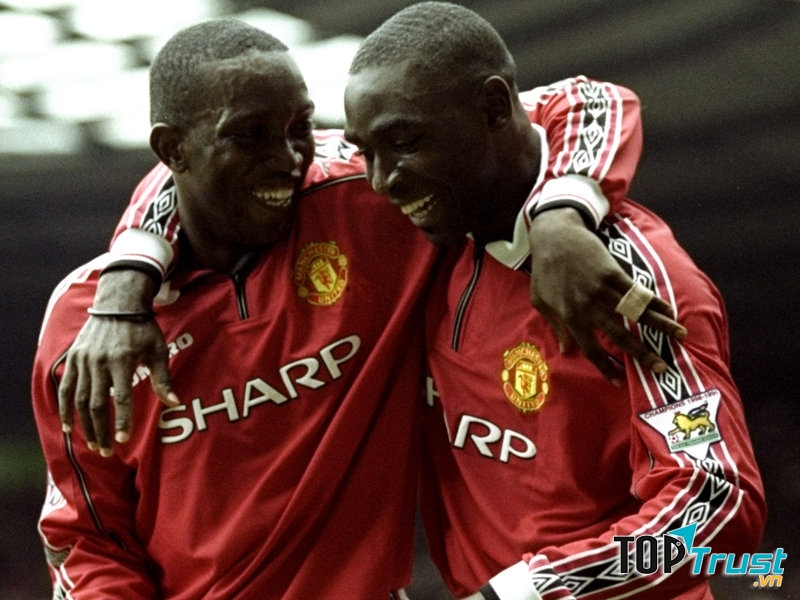 Andy Cole và Dwight Yorke ghi 2 trong 3 bàn thắng ở trận lượt về