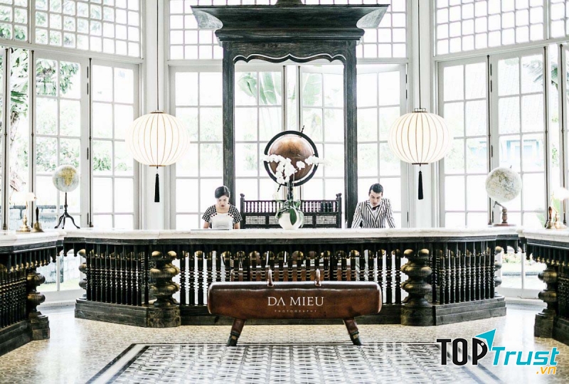 Quầy lễ tân đầy sang trọng của khách sạn nổi tiếng nhất Việt Nam